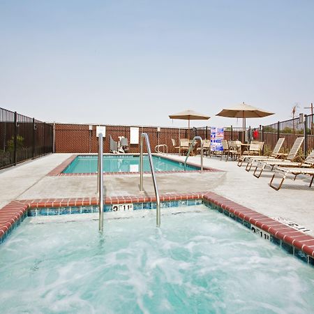 Holiday Inn Express & Suites Dinuba West By Ihg Bagian luar foto