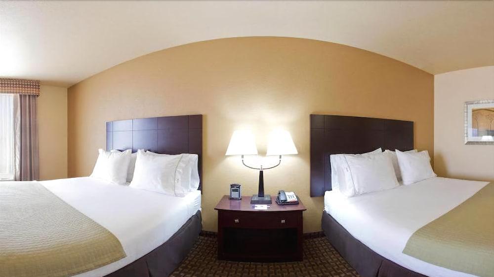 Holiday Inn Express & Suites Dinuba West By Ihg Bagian luar foto