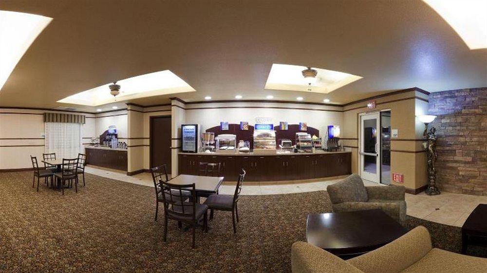 Holiday Inn Express & Suites Dinuba West By Ihg Bagian luar foto