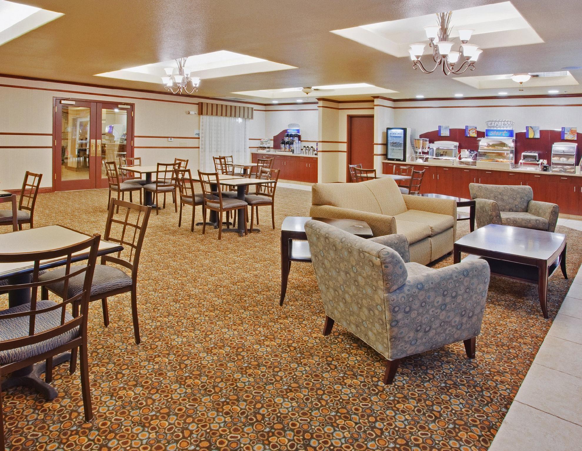 Holiday Inn Express & Suites Dinuba West By Ihg Bagian luar foto