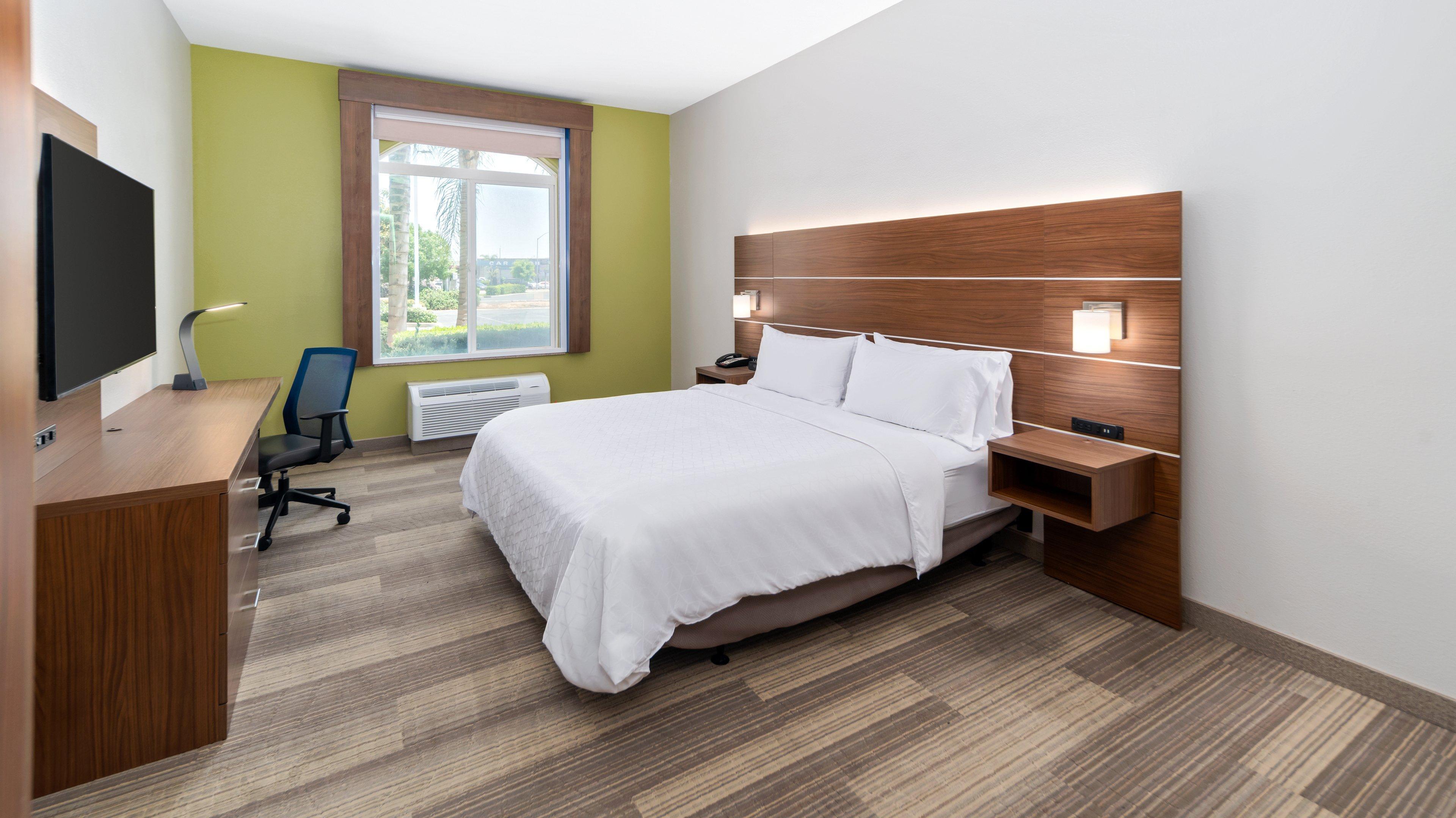 Holiday Inn Express & Suites Dinuba West By Ihg Bagian luar foto