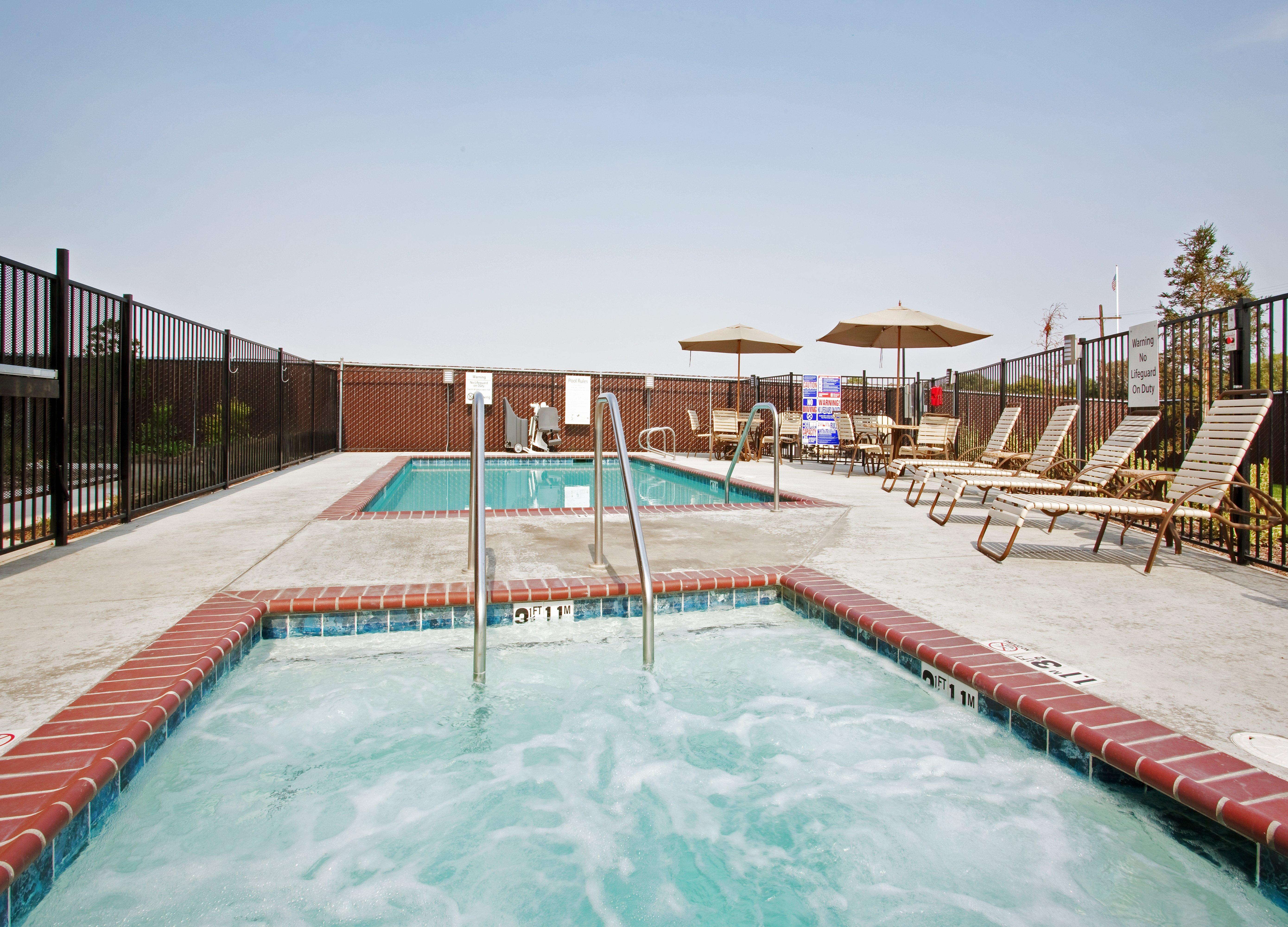 Holiday Inn Express & Suites Dinuba West By Ihg Bagian luar foto
