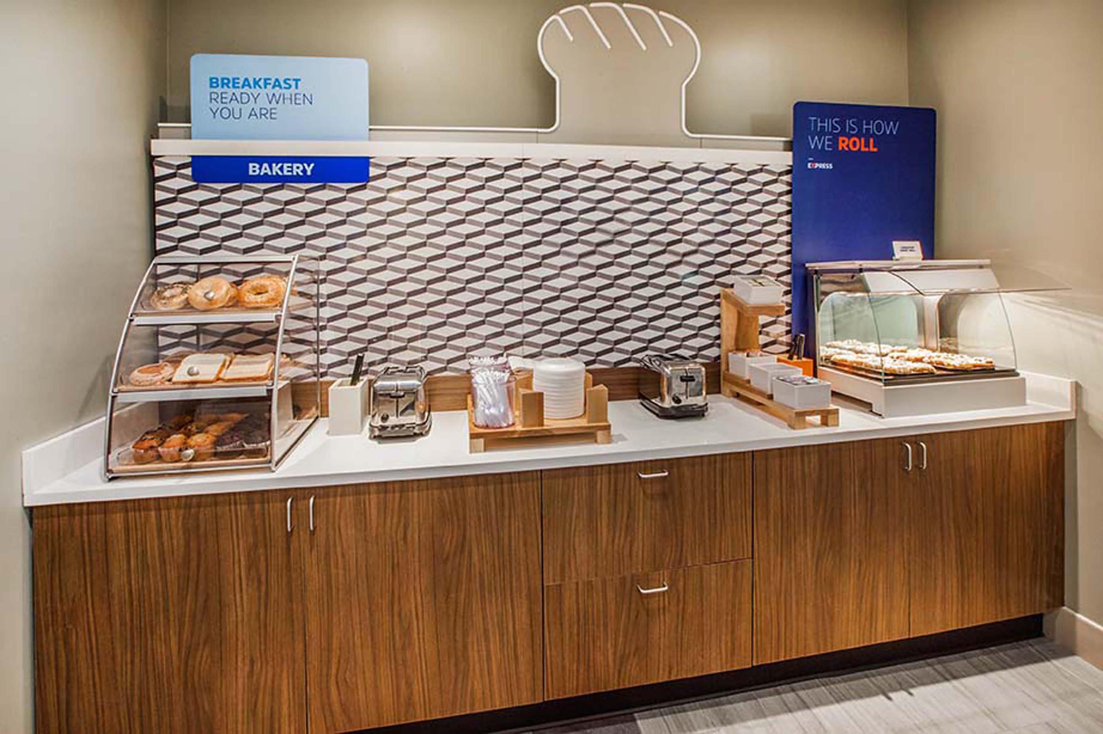 Holiday Inn Express & Suites Dinuba West By Ihg Bagian luar foto